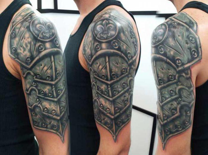 tatuaje de armadura en el hombro 